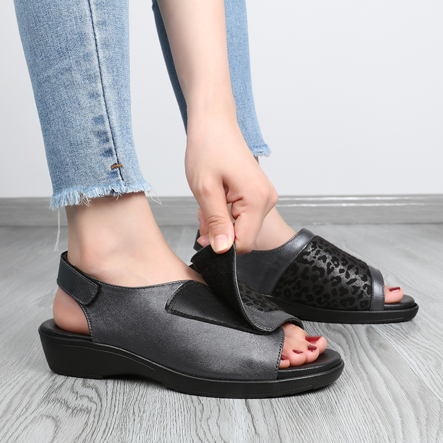 Womens Easy Closure Sandal for Indoors & Outdoors
